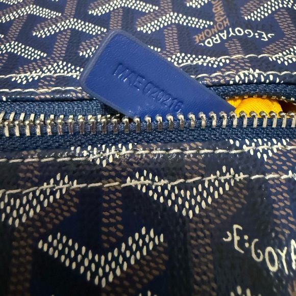 Goyard Navy and White Cosmetic Case - Picture 8 of 8
